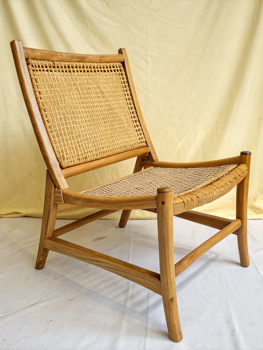 Fauteuil van essenhout met handgevlochten rieten zitting